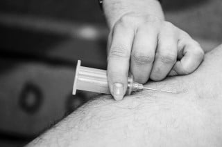 picture of person receiving injection for pain management