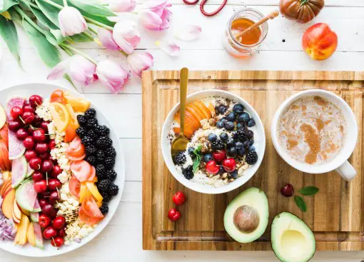 a plate and bowl containing nutritious foods that help sleep apnea