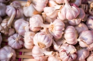 a pile of garlic gloves which is one of the foods that may help sleep apnea