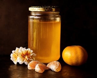 foods that help sleep apnea - jar containing honey which may help with sleep apnea inflammation symptoms