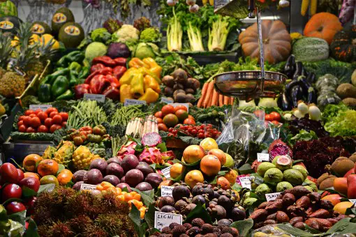 foods that help sleep - market stand with fruits and vegetables