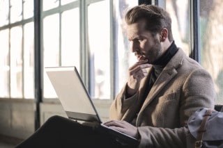 picture of man looking at sleep apnea forum on a laptop screen