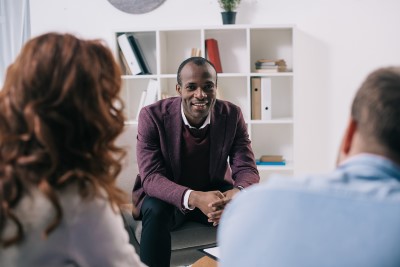 photo of couple talking to marriage counselor so snoring doesn’t lead to divorce