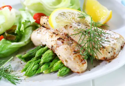 photo showing a healthy dinner with grilled chicken