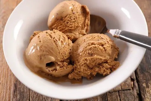 bowl of coffee ice cream which is one of the foods to avoid when having insomnia