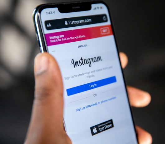 photo teen looking at Instagram on smartphone